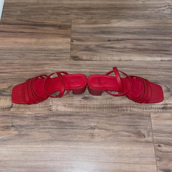 Fort red sandal size 9 - Picture 3 of 5